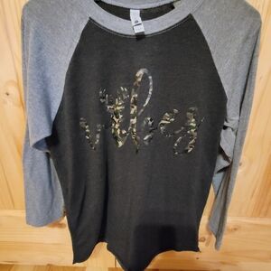Woman Raglan Sleeve Shirt - Black and Gray